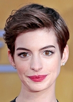 wieczorowe fryzury Anne Hathaway, fryzury krótkie gwiazd 15